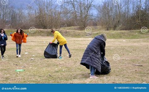 Problemas Ambientales Un Grupo De Voluntarios Elimina Basura En El