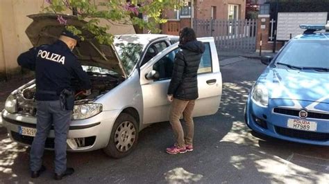 Infermiera Si Ritrova Con Lauto In Panne Gli Agenti La Soccorrono Il