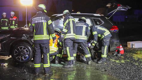 NonstopNews Autos kollidieren innerorts mit großer Wucht Audi