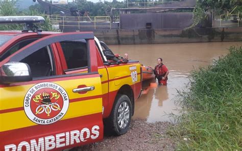 Bombeiros resgatam duas pessoas em embarcação à deriva entre Gaspar e