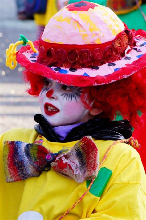 Gambar Orang Orang Karnaval Pakaian Penutup Kepala Festival