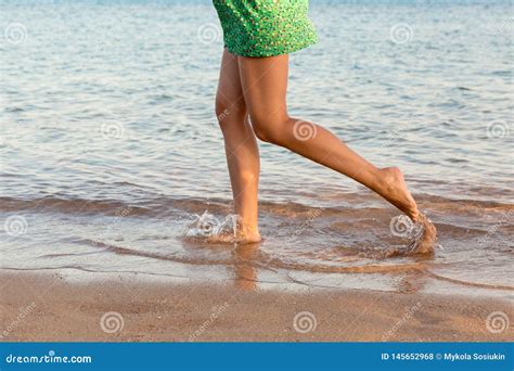 Belles Jambes De Fille Fonctionnant Sur La Plage Jolie Fille Marchant