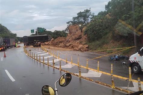 Derrumbe En La Vía Bogotá Girardot Deja Un Motociclista Herido Y El