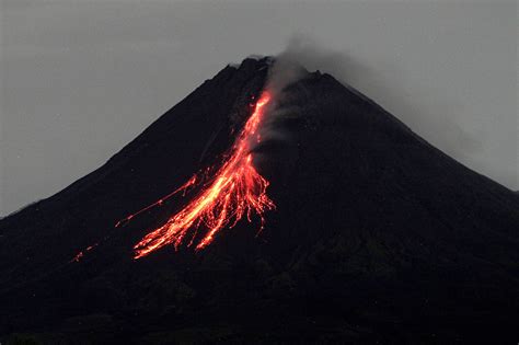 Le Volcan Merapi Se Réveille En Indonésie