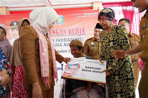 Kunjungan Kerja Di Kecamatan Sukra Bupati Nina Agustina Tebar Berbagai