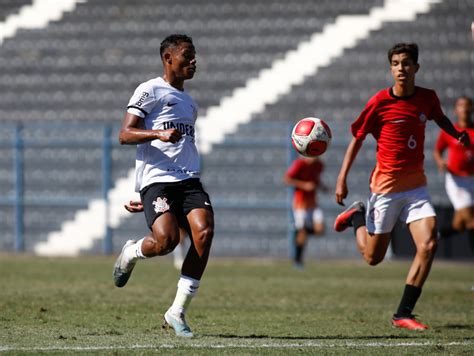 Rodrigão em ação contra o Centro Olímpico pelo Corinthians no Paulista