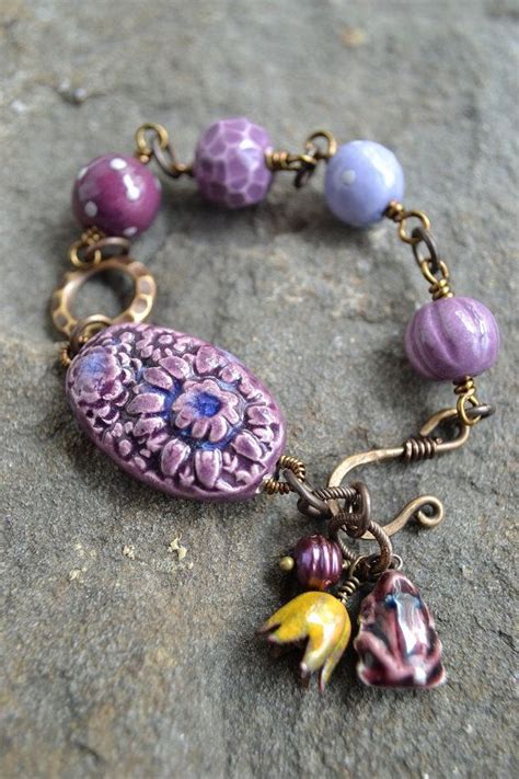 Idea Para Pulsera Con Charms Y Beads En Barro Lavender Garden Boho Jewelry Jewelry Art