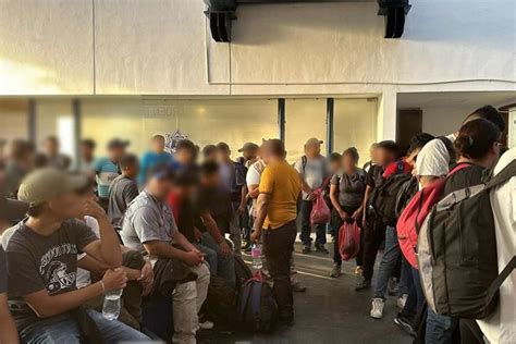 INM detiene a 114 migrantes que viajaban en autobús en Veracruz