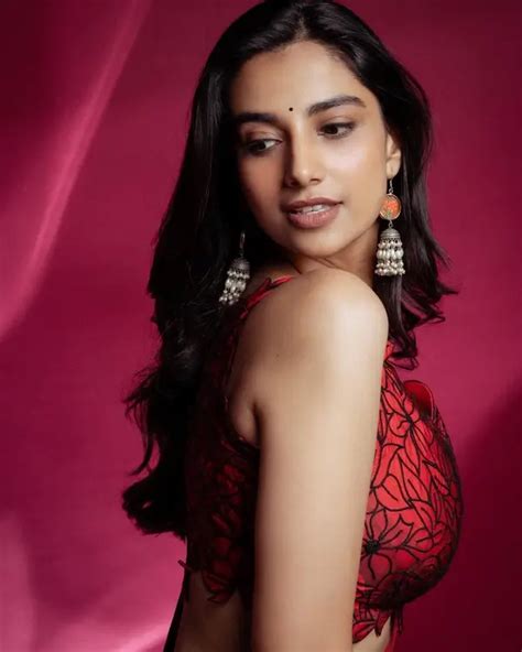 Hot Meenakshi Chaudhary Showcased Her Big Boobs And Curvy Figure In Red