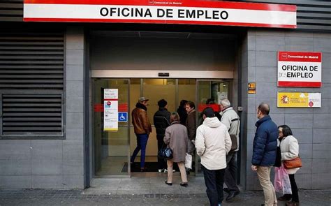 El paro baja en España y febrero registra el récord de contratos