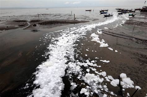 Foto Pantai Kenjeran Surabaya Tercemar Limbah Rumah Tangga