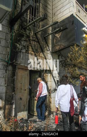 Los Palestinos Inspeccionan El Edificio Da Ado Causado Por Las Fuerzas