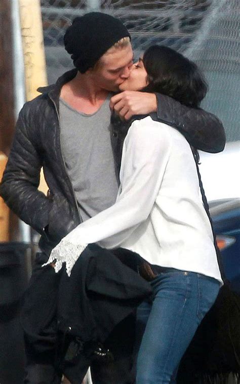 Vanessa Hudgens Share a Kiss with Austin Butler – HawtCelebs