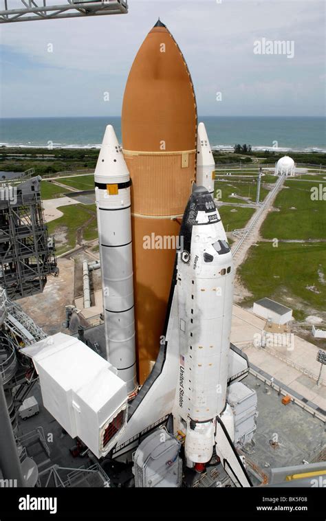 Space shuttle on launch pad hi-res stock photography and images - Alamy