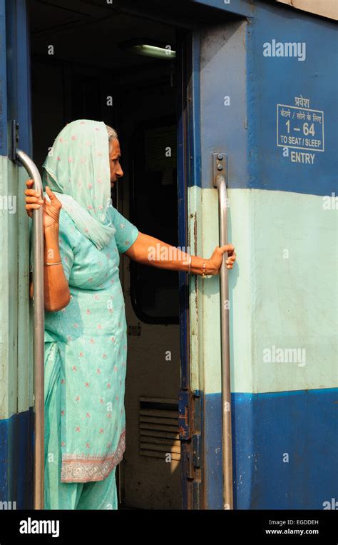 Una Anciana Mujer India Vistiendo Un Sari Verde Parece Fuera De La