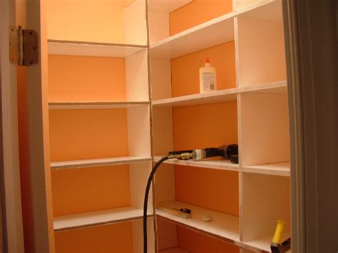 Как сделать стеллажи и полки для кладовки своими руками