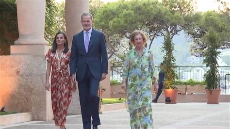 La Reina Sof A Recupera La Sonrisa Tras El Esc Ndalo Del Em Rito