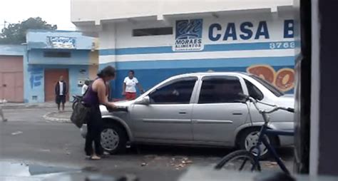 VIDEO Mulher Descobre Que Foi Traída e Destrói Carro Do Namorado