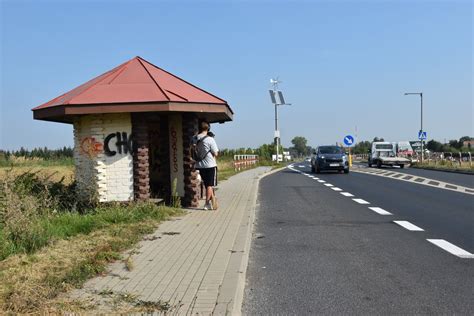 Niebezpieczne przejście przez jerzmanówkę koło Jaczowa Korzystają z