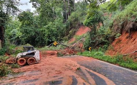 Chuva Causa Alagamentos Invade Casas Derruba Barreiras E Interdita