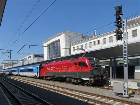 Cd Railjet Nach Prag Mit Wartet Auf Abfahrt Auf Gleis Im