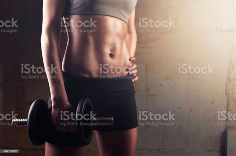 스포티 운동가형 여성 교육 덤벨에 대한 스톡 사진 및 기타 이미지 덤벨 운동 헬스 클럽 Istock