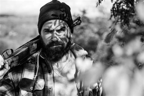 Chasseur Avec Fusil De Chasse à La Chasse Close Up Portrait Of Hamdsome