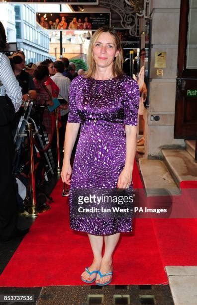 8 Hot Sexy Saskia Reeves Bikini Pics