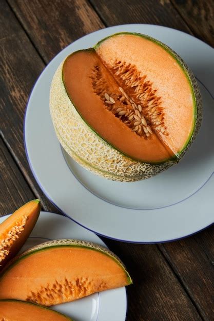 Rebanadas de melón japonés melón o melón sobre fondo de mesa de madera