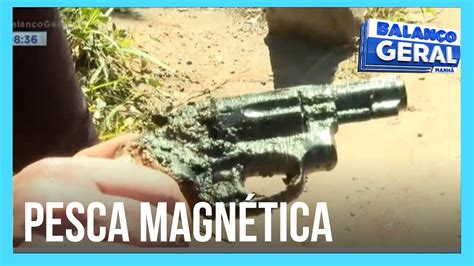 Pesca magnética encontra armas que podem desvendar crimes no fundo de