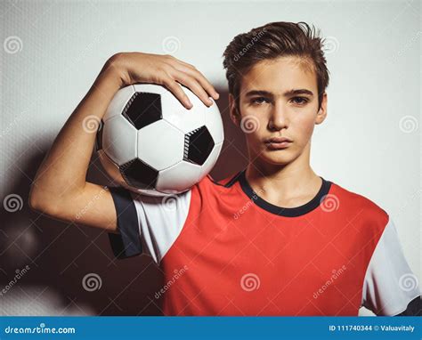 Foto Del Muchacho Adolescente En La Ropa De Deportes Que Sostiene El