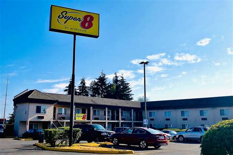 Super 8 by Wyndham Lynnwood | Lynnwood, WA Hotels