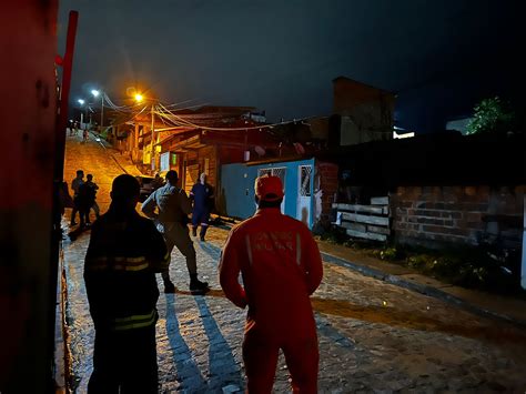 Homem em aparente surto mobiliza Polícia Corpo de Bombeiros e Samu em