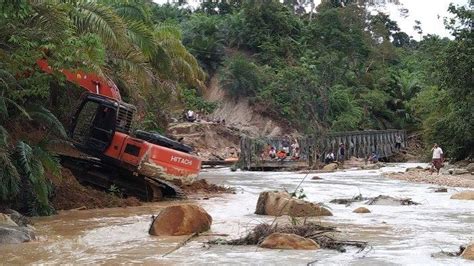 Jembatan Antardesa Putus Pemkab Aceh Singkil Kerahkan Alat Berat Bikin