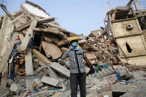 Bangladesh Factory Collapse 300 Dead The Disaster In Pictures [photos] Ibtimes Uk