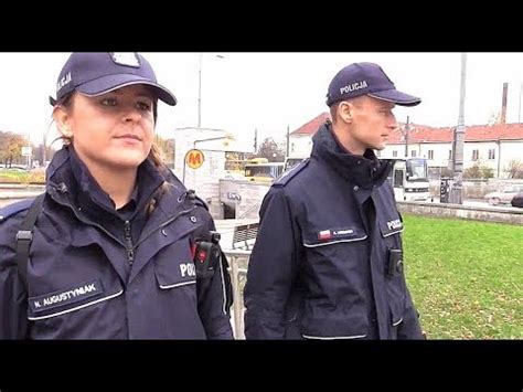 Ju Nied Ugo Na Mundurach Polskich Policjant W Pojawi Si Kamery Youtube