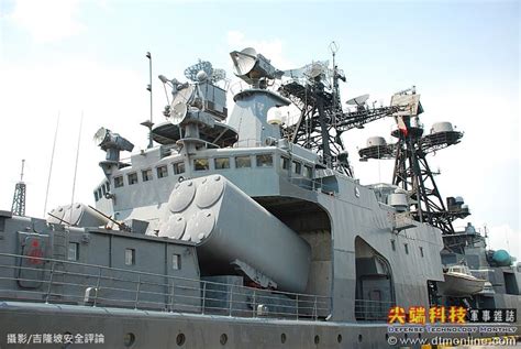 特里布茨海軍上將號的艦橋、主桅杆和副桅杆。