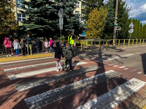 Policjanci Z Dzie Mi O Bezpiecznej Drodze Do Szko Y Dzia Ania