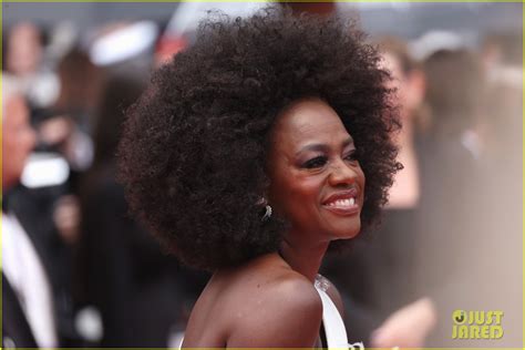 Viola Davis Turns Heads In Feathered Coat Gorgeous Valentino Gown At