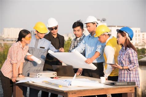 Grupo de ingenieros y arquitectos discutir en un sitio de construcción