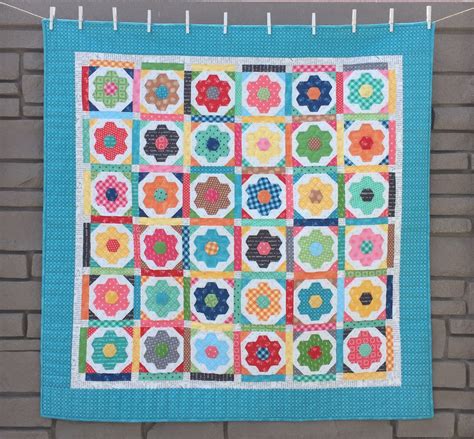 Bee In My Bonnet: Mama's Flower Garden Quilt Tutorial!