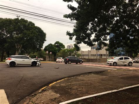 Motorista avança sinal atinge dois carros e foge a pé em Campo Grande