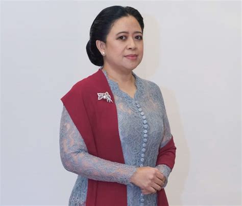 Puan Pakai Kebaya Kartini Berselendang Merah Di Upacara Hut Ke Ri Di