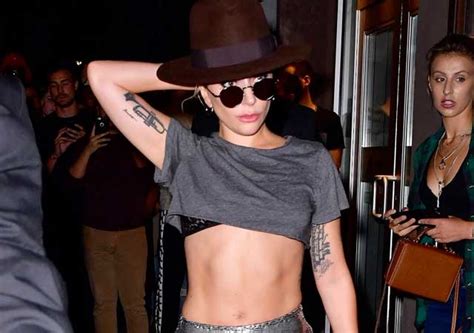 Lady Gaga desnuda ante sus fans al enseñar la entrepierna por error