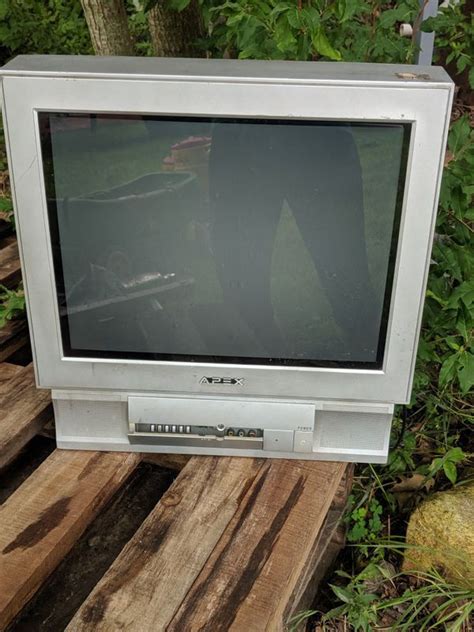 27 Inch Flat Screen Tv Still Works Great And Has Original Remote For