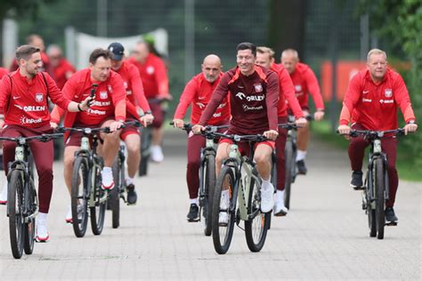 Euro 2024 Polscy piłkarze na trening dotarli rowerami Lewandowski