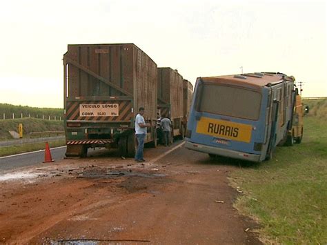 G1 Sete Ficam Feridos Em Colisão Entre ônibus E Caminhão Em Bebedouro