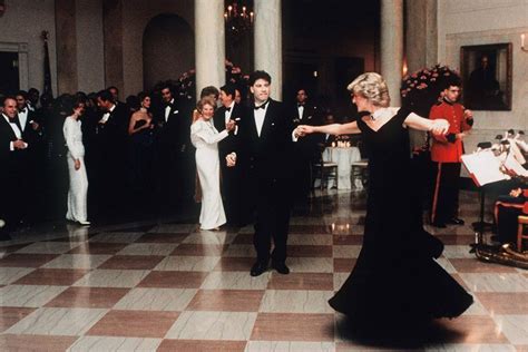 Vestido Em Veludo De Princesa Diana Ganha Exposi O In Dita Em Londres