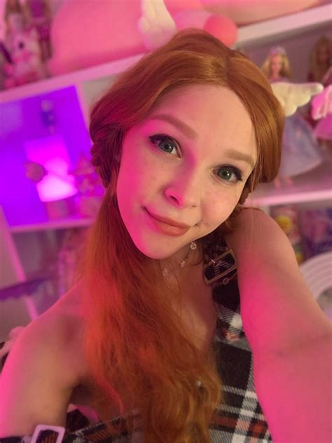 Sexy OnlyFans cutie Little Kitty posando en su lencería de rejilla