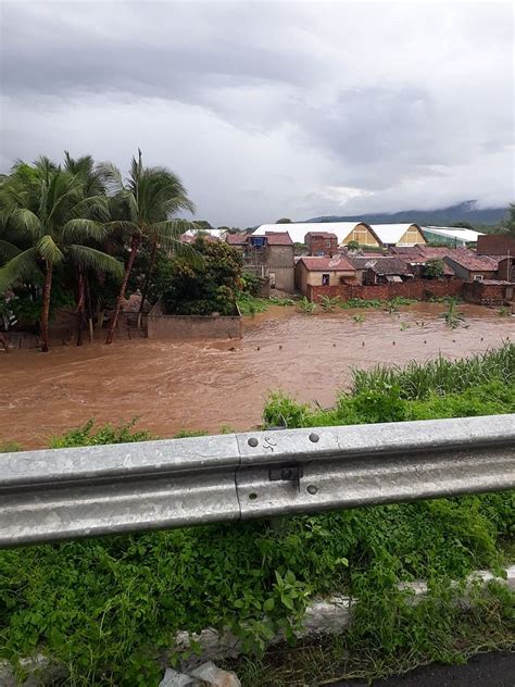 V Deo Riacho Transborda E Gua Invade Ruas E Casas Em Santana Do